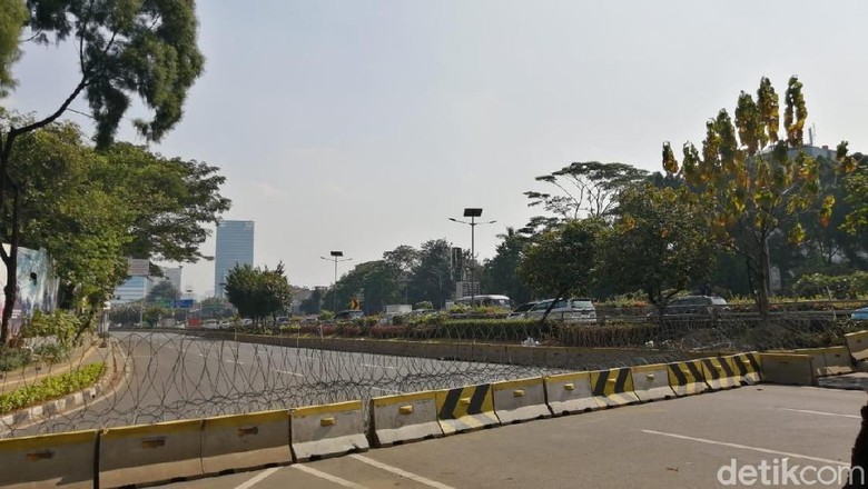 Dipasang Kawat Berduri, Lalin Gatot Subroto Arah DPR Masih Ditutup Dipasang Kawat Berduri, Lalin Gatot Subroto Arah DPR Masih Ditutup