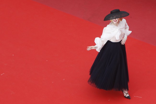 Meski terlihat sederhana, busana ini memakan waktu proses pembuatan sampai 450 jam. Untuk rok saja, memakan waktu 200 jam dengan bahan tulle sepanjang 50 meter, tulis InStyle. (Foto: Getty Images)