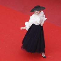 Meski terlihat sederhana, busana ini memakan waktu proses pembuatan sampai 450 jam. Untuk rok saja, memakan waktu 200 jam dengan bahan tulle sepanjang 50 meter, tulis InStyle. (Foto: Getty Images)