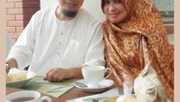 Saat sarapan pun, Yuni menemani Ustaz Arifin Ilham. Ia menyiapkan teh hangat dan seporsi nasi bungkus. Foto: Instagram yuni_syahla_aceh