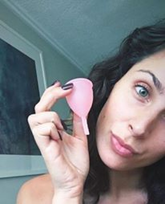 Menstruasi menjadi bagian dari wanita. Ada banyak penderitaan ketika haid melanda, yang paling sering dialami adalah kram pada perut bagian bawah. Wanita asal Melbourne, Australia Yazmina Jade Adler punya cara aneh meredakan nyeri perut saat menstruasi.  Foto: Facebook