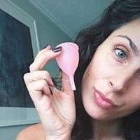 Menstruasi menjadi bagian dari wanita. Ada banyak penderitaan ketika haid melanda, yang paling sering dialami adalah kram pada perut bagian bawah. Wanita asal Melbourne, Australia Yazmina Jade Adler punya cara aneh meredakan nyeri perut saat menstruasi.  Foto: Facebook