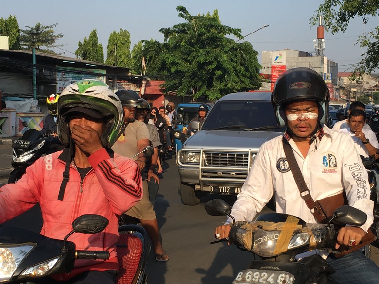 Efek Gas Air Mata Masih Terasa, Pemotor di Flyover Slipi Oleskan Odol di Wajah Efek Gas Air Mata Masih Terasa, Pemotor di Flyover Slipi Oleskan Odol di Wajah