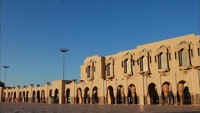 Seperti layaknya bangunan masjid pada umumnya, Masjid Hassan II juga memiliki menara yang menjulang tinggi hingga 210 meter. Masjid ini pun disebut mampu menampung hingga 100 ribu jemaah dalam waktu bersamaan. Tak heran, Masjid Hassan II masuk dalam deretan masjid terbesar di Afrika maupun di dunia. Dok. www.atlasobscura.com.