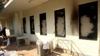 Beberapa kaca di salah satu bangunan yang berada di sekitar Bawaslu turut dipecahkan oleh oknum tak bertanggung jawab.