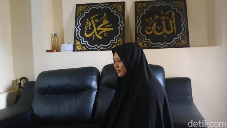 Istri dari 5 Orang yang Ditangkap di Garut Bantah Suaminya Terduga Teroris Istri dari 5 Orang yang Ditangkap di Garut Bantah Suaminya Terduga Teroris