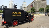 Mobil polisi nampak diturunkan untuk mengamankan kawasan di sekitar gedung Bawaslu, Jakarta.