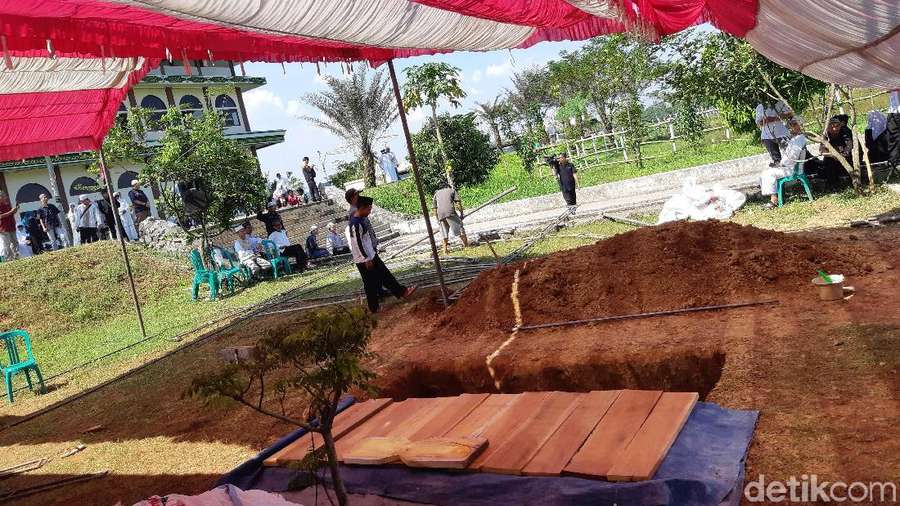 Tenda Merah Putih di Liang Lahad Ustaz Arifin Ilham