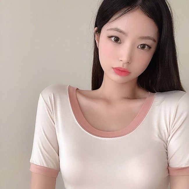 Wanita bernama Kang Lee Seul belakangan jadi perbincangan. Wanita yang sering jadi model untuk online shop tersebut disebut-sebut mirip dengan idol Korea Jennie Blackpink. Foto: Instagram