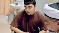 Meski dalam keadaan sakit, Ustaz Arifin Ilham tetap mengajar anaknya mengaji. Dok. Instagram/kh_m_arifin_ilham