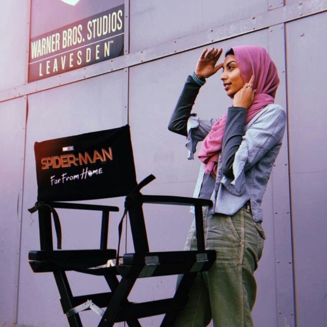 Di film Spiderman terbaru, Zoha terlihat memakai pashmina panjang. Rambutnya tidak tertutup 100%, tapi kehadirannya tetap diyakini mewakili hijabers.  Foto: dok. Instagram/zoha_purplemush