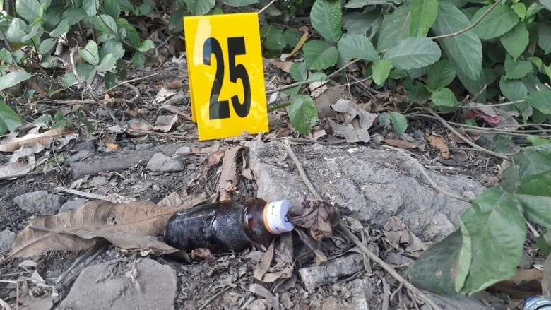 Puluhan Molotov Ditemukan di Polsek Tambelangan yang Dibakar Massa Puluhan Molotov Ditemukan di Polsek Tambelangan yang Dibakar Massa