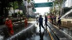 Petugas PPSU dan Damkar Bersih-bersih Jalan Wahid Hasyim
