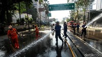 Begini momen petugas PPSU dan Damkar saat membersihkan Jalan Wahid Hasyim, Jakarta, Kamis (23/5/2019).