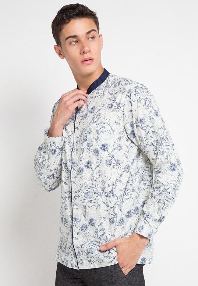 Brand Two-D by Dhini Aminarti juga menyediakan opsi baju koko yang tak biasa. Seperti Koko Tangan Panjang ini yang punya motif floral. Tak hadir dengan kancing yang tampak di depan, sekilas busana yang diskon dari Rp 299 ribu menjadi Rp 149 ribuan tersebut sekilas terlihat seperti jaket. Foto: Zalora