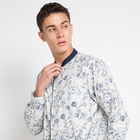 Brand Two-D by Dhini Aminarti juga menyediakan opsi baju koko yang tak biasa. Seperti Koko Tangan Panjang ini yang punya motif floral. Tak hadir dengan kancing yang tampak di depan, sekilas busana yang diskon dari Rp 299 ribu menjadi Rp 149 ribuan tersebut sekilas terlihat seperti jaket. Foto: Zalora