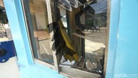 Bahkan kaca pos parkir tampak pecah.