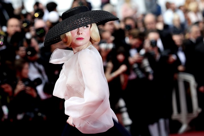 Gaya Elle Fanning ini menjadi salah satu yang terbaik selama ia tampil di Cannes Film 2019. Hadir sebagai juri termuda di festival film internasional bergengsi ini, Elle tak cuma berhasil membuktikan diri sebagai seorang aktris muda berbakat tapi juga seorang ikon fashion sejati. (Foto: Getty Images)
