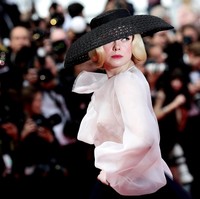 Gaya Elle Fanning ini menjadi salah satu yang terbaik selama ia tampil di Cannes Film 2019. Hadir sebagai juri termuda di festival film internasional bergengsi ini, Elle tak cuma berhasil membuktikan diri sebagai seorang aktris muda berbakat tapi juga seorang ikon fashion sejati. (Foto: Getty Images)