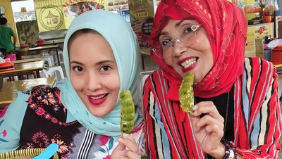 Gagal ke DPR, Ini Gaya Makan Elma Theana Saat Makan Pete dan Puding