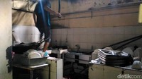 Kebakaran tersebut merusak bagian dapur di lantai satu dan lantai dua. Mulai dari pipa air, listrik hingga AC habis dilahap si jago merah. Puti Aini Yasmin/detikcom.