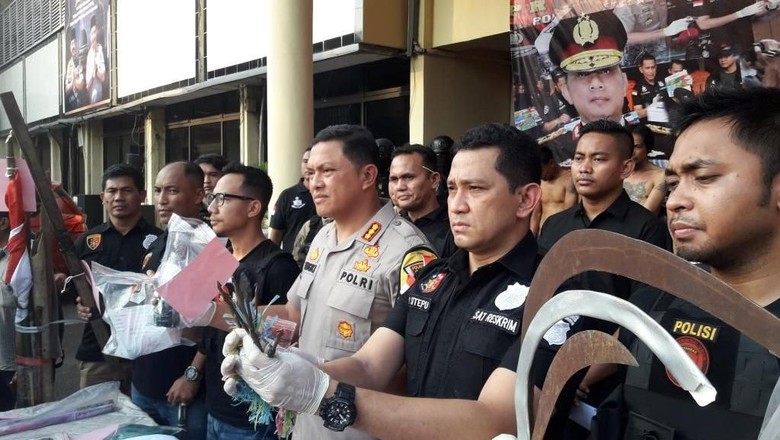 Ada Molotov Dicampur Zat Kimia dari Massa Perusuh 22 Mei di Flyover Slipi Ada Molotov Dicampur Zat Kimia dari Massa Perusuh 22 Mei di Flyover Slipi