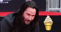 Keanu Reeves Rela Beli Es Krim Demi Berikan Tanda Tangan ke Penggemarnya