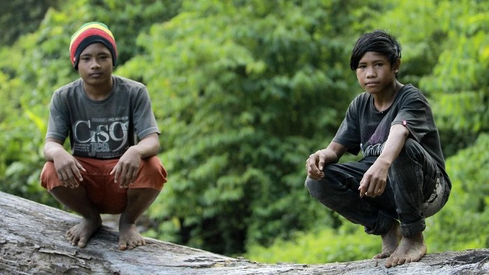 Perempuan warga suku Polahi berada di gubuk tempat mengamati lahan perkebunan mereka di tengah perbukitan dan hutan di Boliyohuto, Kabupaten Gorontalo, Provinsi Gorontalo.