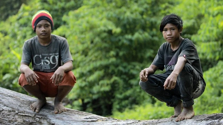 HAK SUARA SUKU PEDALAMAN POLAHI Perempuan warga suku Polahi berada di gubuk tempat mengamati lahan perkebunan mereka di tengah perbukitan dan hutan di Boliyohuto, Kabupaten Gorontalo, Provinsi Gorontalo.