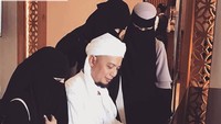 Ustaz Arifin Ilham meninggal dunia dan didampingi oleh ketiga istrinya. Dok. Instagram/yuni_syahla_aceh