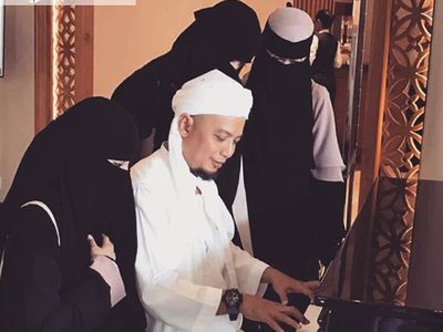 Bidadari, Para Tokoh dan Ribuan Orang di Pemakaman Ustaz Arifin Ilham