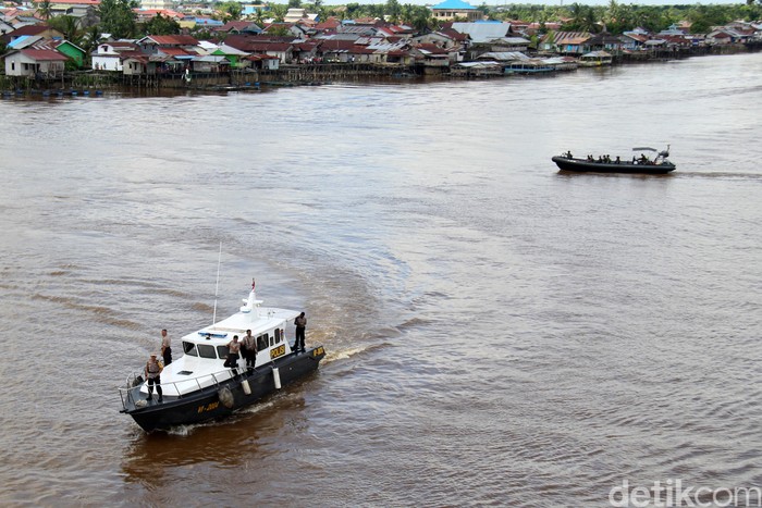 Kapal TNI dan Kapal Dit Polair Polda Kalbar melakukan patroli air di Sungai Kapuas, Pontianak, Kalimantan Barat, Rabu (22/5/2019). Patroli air tersebut bertujuan untuk menjaga situasi keamanan dan ketertiban masyarakat di perairan Sungai Kapuas. ANTARA FOTO/Jessica Helena Wuysang/wsj.