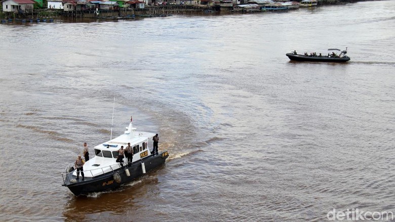 PATROLI KEAMANAN DI SUNGAI KAPUAS Kapal TNI dan Kapal Dit Polair Polda Kalbar melakukan patroli air di Sungai Kapuas, Pontianak, Kalimantan Barat, Rabu (22/5/2019). Patroli air tersebut bertujuan untuk menjaga situasi keamanan dan ketertiban masyarakat di perairan Sungai Kapuas. ANTARA FOTO/Jessica Helena Wuysang/wsj.