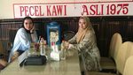 Gagal ke DPR, Ini Gaya Makan Elma Theana Saat Makan Pete dan Puding
