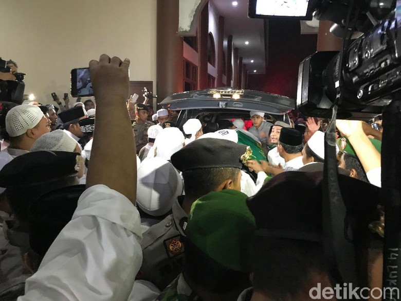 Pelayat Menangis saat Jenazah Ustaz Arifin Ilham Keluar dari Ambulans Pelayat Menangis saat Jenazah Ustaz Arifin Ilham Keluar dari Ambulans