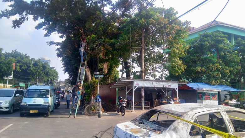 Kabel-kabel yang Terbakar Saat Rusuh di Petamburan Mulai Diganti Kabel-kabel yang Terbakar Saat Rusuh di Petamburan Mulai Diganti