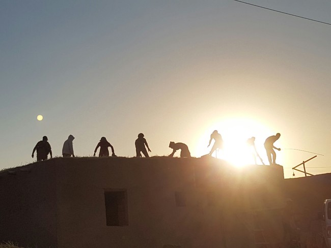 Tak hanya melindungi sesama, tempat itu juga ramah lingkungan. Tempat ini akan menjadi penampungan untuk mereka yang menderita kekerasan, rumah untuk para janda dengan anak-anak yang kehilangan suami-suami mereka selama perang, dan tempat untuk mereka keluarga dari lingkungan kapitalis. Foto: Dok. www.jinwar.org.