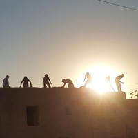 Tak hanya melindungi sesama, tempat itu juga ramah lingkungan. Tempat ini akan menjadi penampungan untuk mereka yang menderita kekerasan, rumah untuk para janda dengan anak-anak yang kehilangan suami-suami mereka selama perang, dan tempat untuk mereka keluarga dari lingkungan kapitalis. Foto: Dok. www.jinwar.org.