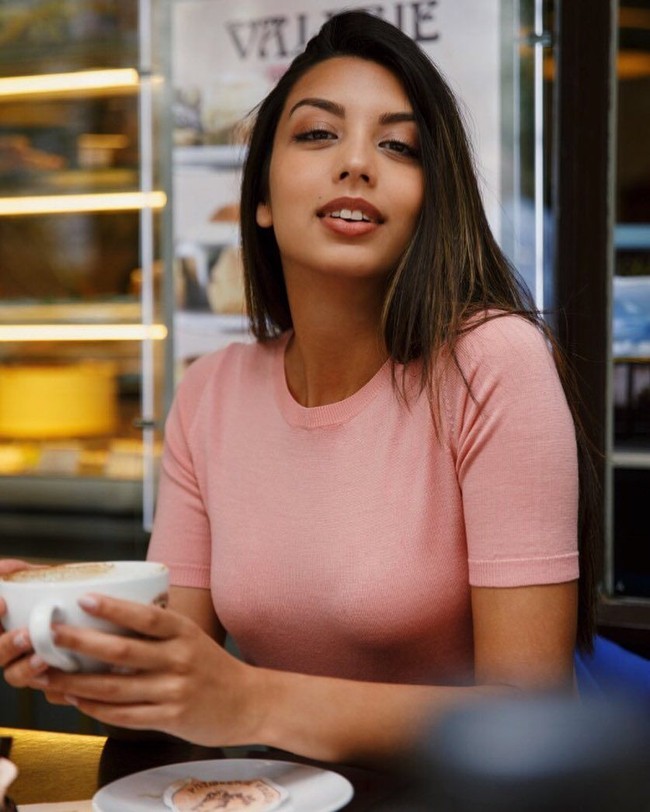 Di kesehariannya, Zoha tidak memakai hijab. Wanita berambut cokelat ini aktif menjadi model pemotretan dan iklan di bawah BAME Models. Foto: Instagram/Zoha_purplemush