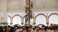 Bahkan ada yang berdiri di tangga.