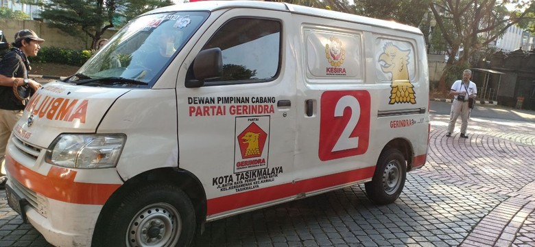 Geger Ambulans Gerindra: Tanpa Alat Bantu, Malah Berisi Batu Geger Ambulans Gerindra: Tanpa Alat Bantu, Malah Berisi Batu