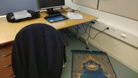 Bilik kerja dengan tempat salat. Banyak orang Swedia yang belum memahami ibadah puasa umat Islam. Para mahasiswa Indonesia di sana pun menjelaskan makna puasa. (Ahmad Satria Budiman/Istimewa)