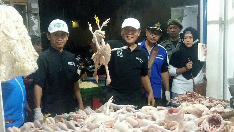 Dinas Pertanian Cek Ketersediaan Daging dan Ayam di Pasar Banyuwangi Dinas Pertanian Cek Ketersediaan Daging dan Ayam di Pasar Banyuwangi