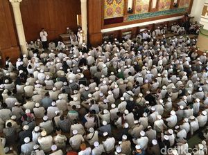 Sambut Jenazah Ustaz Arifin Ilham, Ribuan Jamaah di Az Zikra Sentul Berzikir