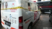 Mobil tersebut diparkir di depan gedung Resmob Polda Metro Jaya dan dijaga polisi.