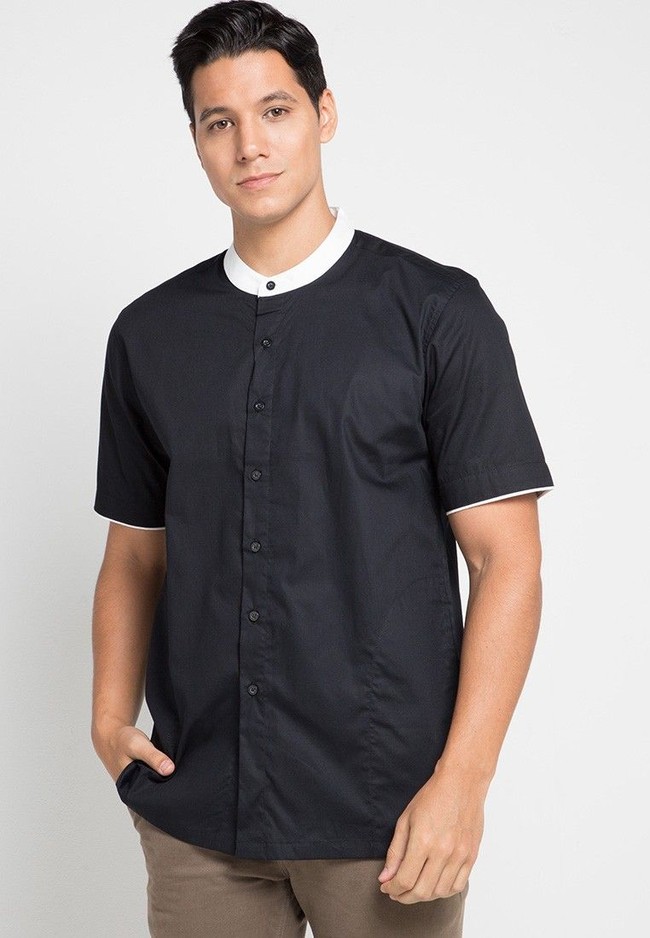 Baju koko lengan pendek juga cocok dipakai untuk tampil dengan kesan kasual. Contrast Button Short Sleeve Koko dari merek Zehavi. Busana yang turun dari Rp 249 ribu menjadi Rp 159 ribu tersebut tampil menarik dengan aksen kerah berwarna kontras. Foto: Zalora