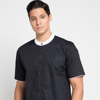 Baju koko lengan pendek juga cocok dipakai untuk tampil dengan kesan kasual. Contrast Button Short Sleeve Koko dari merek Zehavi. Busana yang turun dari Rp 249 ribu menjadi Rp 159 ribu tersebut tampil menarik dengan aksen kerah berwarna kontras. Foto: Zalora