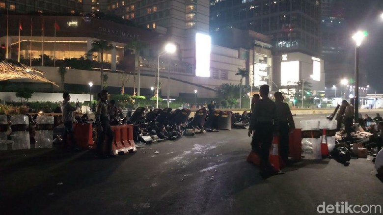 Polisi Sterilisasi Jalan MH Thamrin Usai Ricuh di Depan Bawaslu Polisi Sterilisasi Jalan MH Thamrin Usai Ricuh di Depan Bawaslu