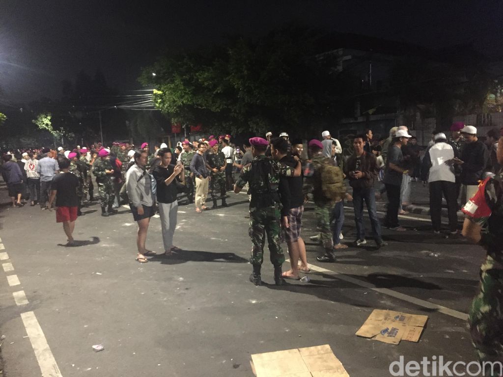 Personel Marinir TNI AL menyuruh massa bubar dari Slipi Jakarta Barat. (Ibnu Haryanto/detikcom)