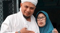 Ustaz Arifin Ilham kerap meminta restu saat pamit untuk berdakwah kepada sang ibu. Dok. Instagram/kh_m_arifin_ilham